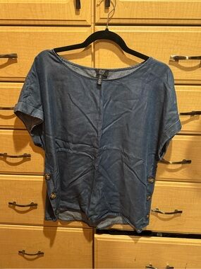 Jones New York Washed Denim Blue Short-Sleeve Button Side Top